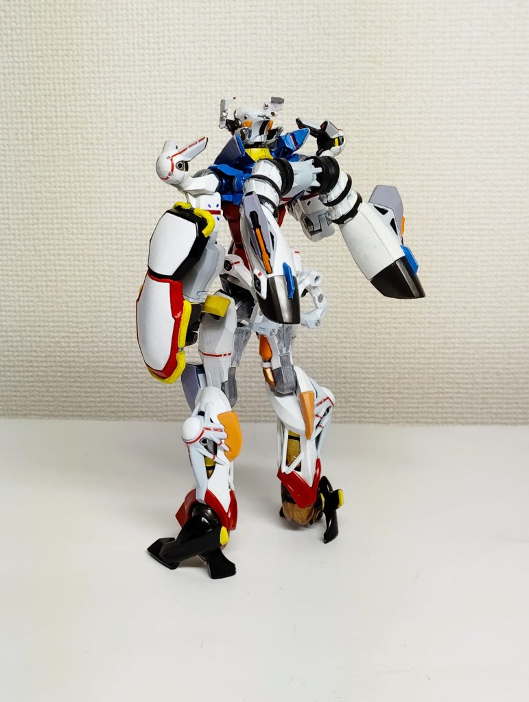 作ってる時の妄想で、アムロがジークアクス開発に一枚噛んでて、GQuuuuuuXの試作0号機だったらと考えた。実はシャロンの薔薇発見にアムロが重要な役割を演じ、その関係で親父のガンダム開発に加わることに。