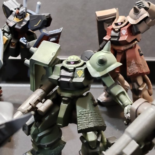 15年くらい前の食玩です。FWシリーズとか言ったっけ？子どもたちが保育園でまだガンプラ再開なんてできなかった頃、代わりにお世話になった方々です。完成塗装品。ケレン味たっぷり❤ジオン系は近藤味がありましたね。ガンプラではないけれど、アーティファクトとかの背景にぼかしながら写ってもらうには、ダイジョブかな？（4枚目）