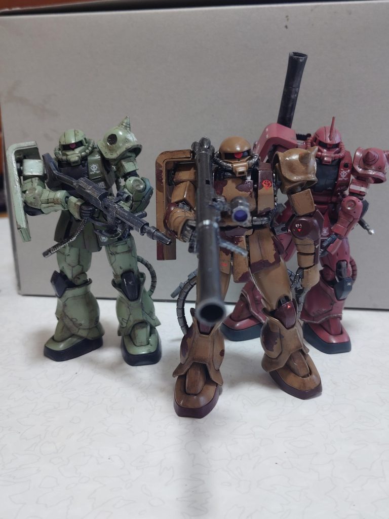 量産型、シャア専用と３機並べてみました