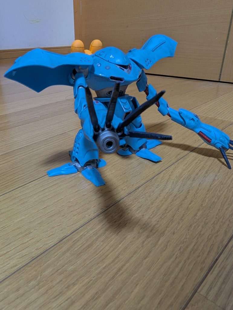 各部の合いが悪く、ランナーパテ使って埋めましたがヒケまくってて全然消えてなくてスミ入れ塗料が····こんな事なら成型色にこだわらなければ····