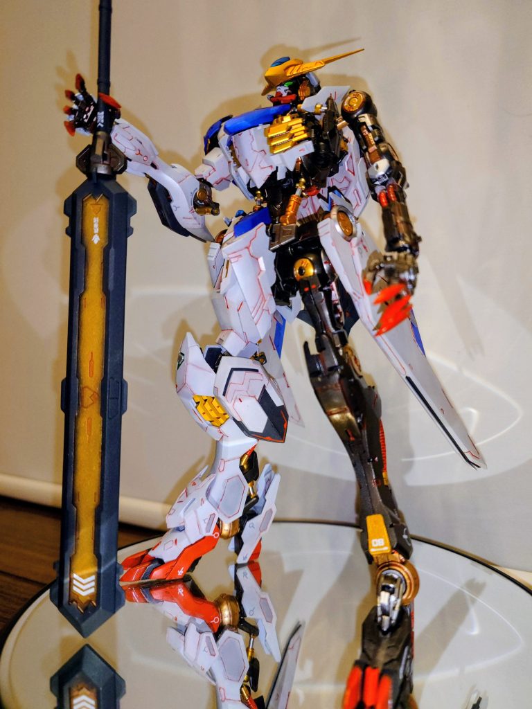 ガンダムフレームを見せるため、装甲は半分だけ