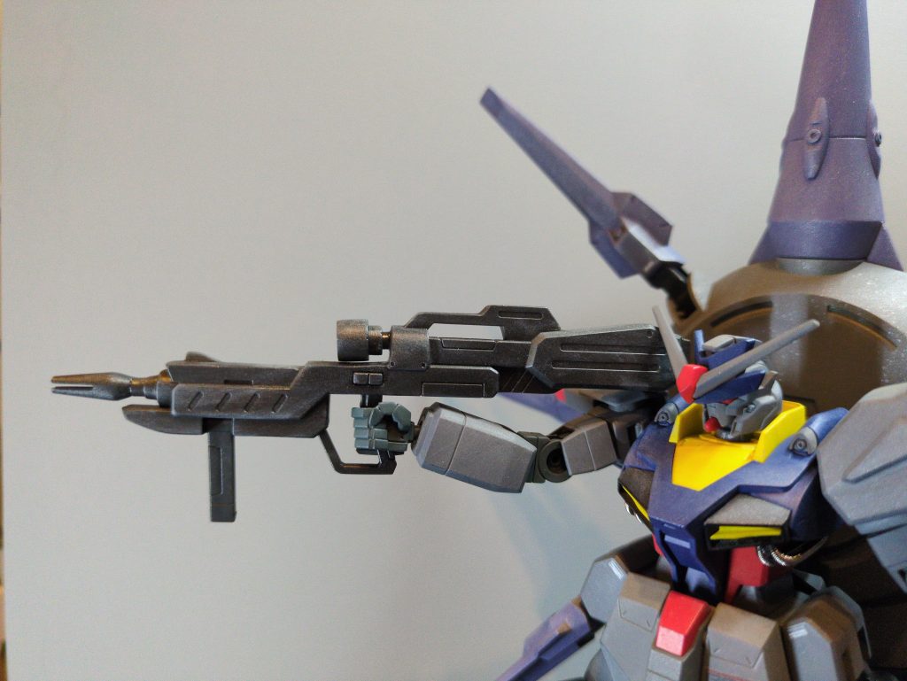 ライフルはモナカ構造の為、スコープになる円柱を切離して別のパーツで補いました。