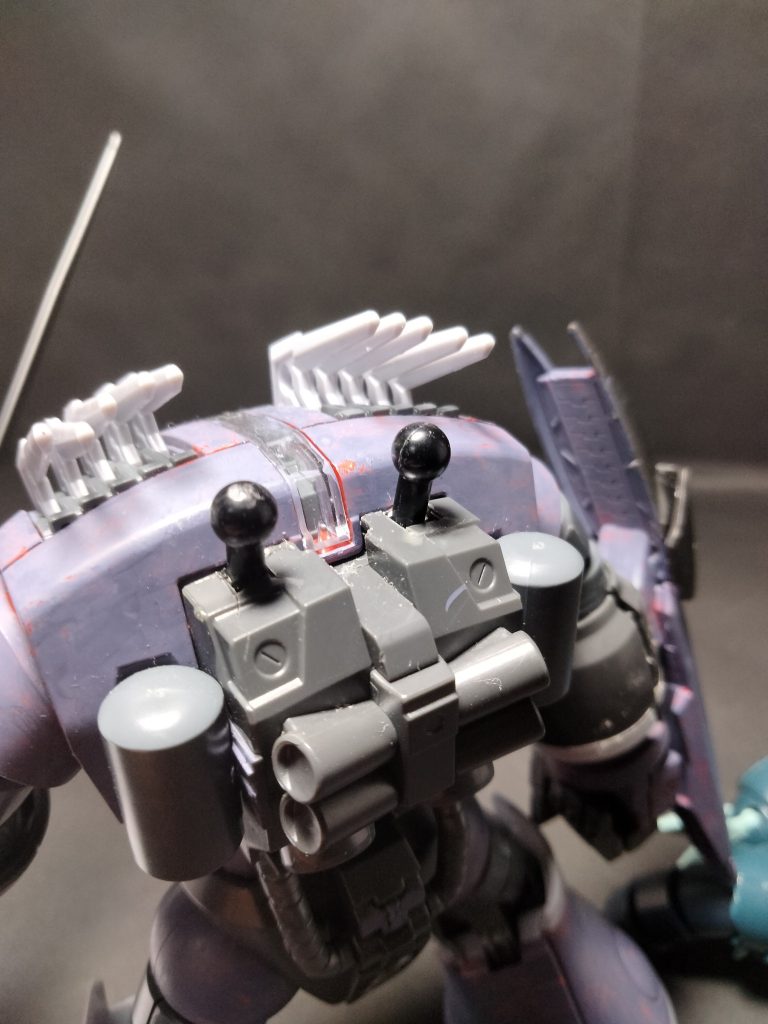 接続にはズゴックの根元から取ってきたボールジョイントがあります。