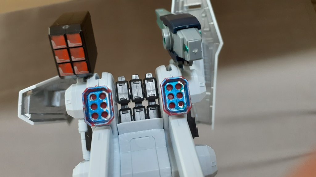 スラスターはシルバー、メタリックグリーン、メタリックブルーで塗りました