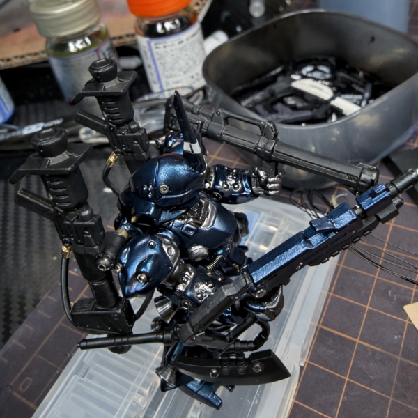 今日は一個前のコンバージのケンプファー武器が余っていたので武装改造してみました。&nbsp;そのままだと持つ所が無かったので持ち手を自作。斧も付いていたのですが手から離れない構造だったので一度切断して金属パーツに変更。&nbsp;バズーカは金属板を薄く切って差し込み、さらにメタルボールを入れまくってディテールアップ。&nbsp;現行ケンプファーのバズーカの一部には鉛シールを貼って、その上からクリアブラックを塗装。金属そのまま感が少し嫌だったのでトーンを落としてみました。&nbsp;この鉛シール、色々使えてかなりおすすめです。&nbsp;斧と「これは何だろう…地雷棒？」みたいな武器も磁石で脱着できるように改造。地雷棒にも鉛シール入れてます。&nbsp;接着剤があまり得意じゃないので基本は&nbsp;塗装汚れる → ヤスリ → 再塗装&nbsp;みたいな感じで作ってます。&nbsp;斧の刃先はもっと本物の刃っぽい色にしたいので、そこはまだ改良予定。&nbsp;そして当初からやりたかったバズーカにケーブル追加。&nbsp;実際バズーカにケーブル付いてるのかは正直分からないんですが…&nbsp;出来るだけ意味不明な改造はしたくないので&nbsp;「バズーカにケーブルは普通付かないよ」&nbsp;とかあればぜひ教えて下さい。勉強になります。&nbsp;あとこの武器なんでしょう？名前分かる方いたら教えてください。&nbsp;今はまだサーフブラック状態なので黒色を微調整して&nbsp;LED仕込みバーニア追加&nbsp;やろうかなと思ってます。&nbsp;コメントなくて少し寂しいですがシコシコ頑張ります🥹（7枚目）