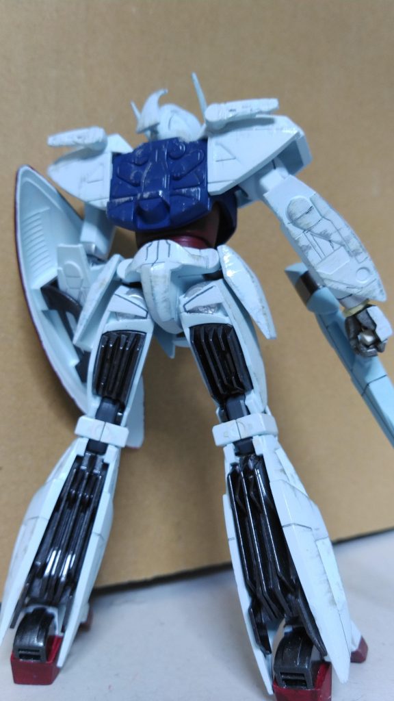 背面も特徴的。脚部の内部フレームが剥き出しなのも斬新です。HG版は作ってないので、この辺りどう処理されてるか気になります。