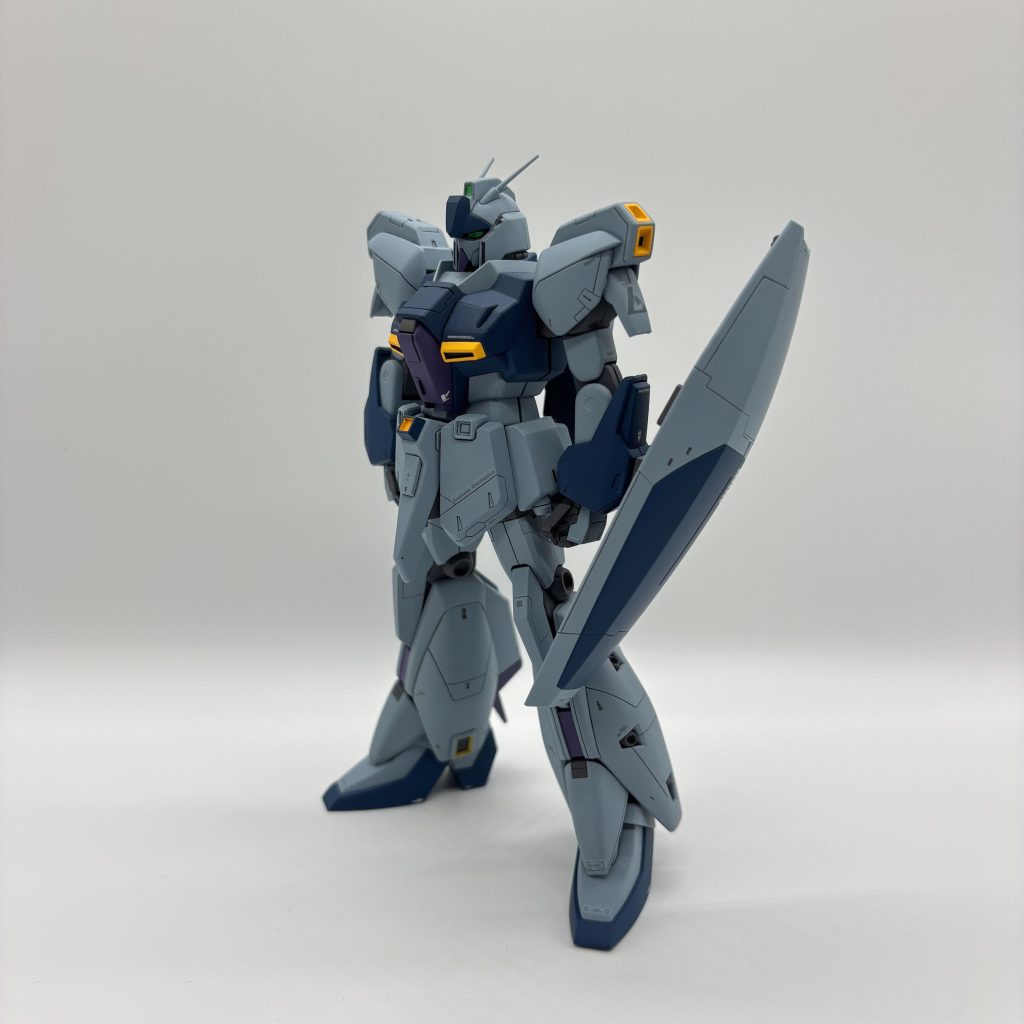 工作スジ彫りを練習したくて作成しました。スジ彫りのデザインはGHL001に掲載されているyumotoさんのをパクりました。マジでほぼパクりました。スタイルの変更は行っていません。ハンドパーツだけビルダーズパーツに置き換えています。塗装後に胸部のパーツが正面から見て左のダクトの根本から折れて、ぶん投げて3ヶ月は放置した気がします。