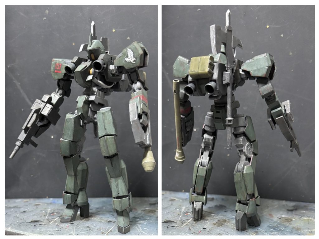 フル装備で前後。全身に姿勢制御用スラスターが追加され、背中にパラシュートパックが装備されています。