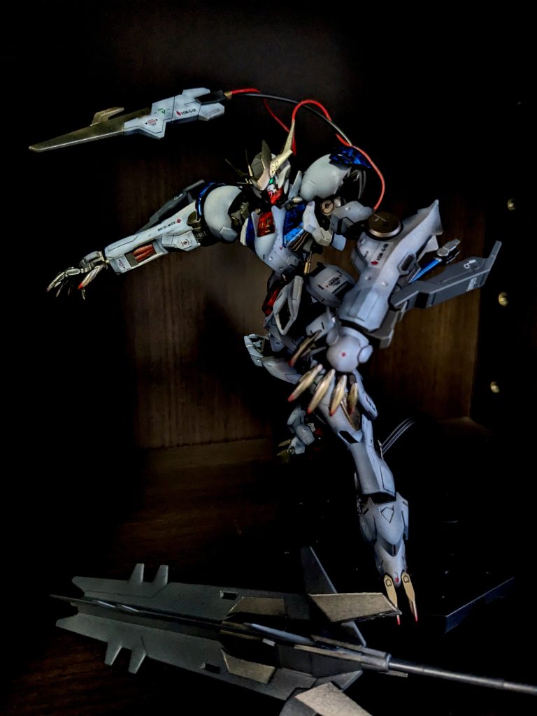 通常の黄色をすべてゴールドに置き換えることにより、アニメ目の雰囲気をなくしています。また、この機体のアピールポイントの一つ巨大メイスは某〇華製のキットのかっこいいところをちょっとだけいただきプラパン自作ですこし弄っています。