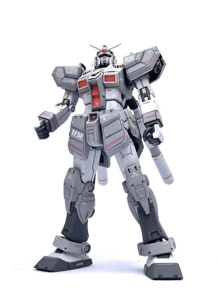 カラーリングの元ネタは、HOW TO BUILD GUNDAM IIのフルハッチオープン作例。明るい白はMSホワイト、中間のグレーはクレオスのサーフェイサー、暗いグレーはタミヤのジャーマングレーです。赤い部分はピンクサフ。