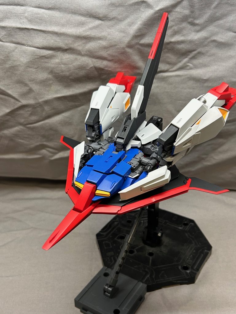 ウェイブライダーにも変型しますがロックが甘いから不安定ですね。ちなみにキットのままだとフライングアーマーの先端がシールドに届かないのでプラ板とパテで4mmほど幅を足してます。シールドの先端はキットのままだと最終回のあのシーンでパプテマス様を圧し潰しそうな太さなので「突き刺さる」ように鋭利に加工してマス。