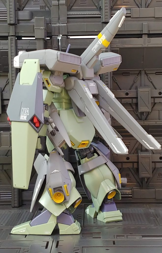 色んなMSのデザインのミックスという感じっす。スタビライザーはZプラス、リアアーマーなどはネロにとても似てて、足首のスリッパはフルバーニアンっぽいですね。