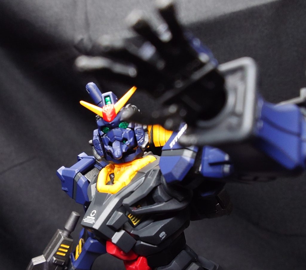 HGGQ4 g-MS-α 赤いガンダム 『第３話 黒いガンダム』–3枚目/制作者：早摘みレモン