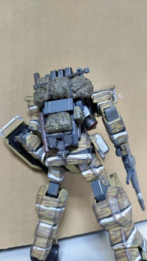 背中の降下用パックを辞めて、小道具を背負わせてみました。タミヤのアクセサリーキットなどを使用してるので、スケール的に無理がありますが、歩兵の行軍仕様ってことで、御勘弁をば。