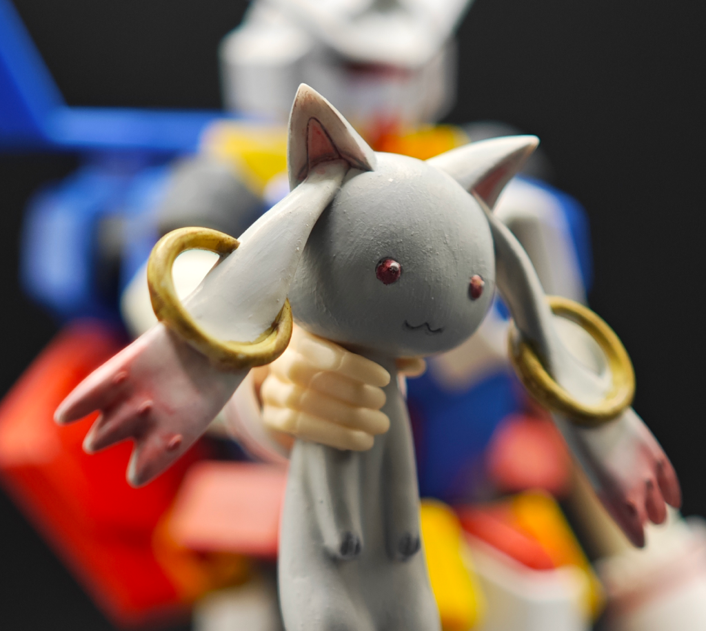 以上から考察するにこの生き物の基本設定はたぶんこんな感じでしょう。●正式和名・マジカル☆タヌキモドキ●学名・diablerie.incubators●捕獲レベル・2●特徴・無性生殖で繁殖、繁殖力も強い。・繁殖期にはレゴブロックを踏んで泣き叫ぶおっさんのような不気味は泣き声をあげる。・元々は食料危機のために魔法で生み出された生物だが施設から逃げ出した個体が爆発的に繁殖し社会問題となっている。・家畜や作物を襲うため魔術的特定外来生物に指定されている害獣。・一匹だと一般人でも容易に駆除できるが複数匹で合体して怪物化する。・しっかり血抜きをすればジビエ肉としても食べられるが内臓や血には毒があるため他人に提供するには資格が必要、味は上質な白身魚に似ており肉質はコリコリといていて美味。・まどかちゃんの得意料理はコイツ肉のピカタ、OPで食べてるサンドイッチの中身は実はこれ。・作中でまどかちゃんは無資格で調理していたため一時Twitter(現X)で炎上、あくまで他人に提供するのがNGで個人で食べるのはOKとの注釈がされた上で劇中資格の取得が行われたのは有名な話。・まどかちゃんにはこの生物の毒を少し摂取して刺激を楽しむというちょっとヤバい趣味を持つという裏設定がある「これ毒です…」・攻撃方法は毒霧と汗腺から分泌する溶解液。・合体する習性上、傷ついた仲間や死骸を罠におびき寄せる事が出来るという弱点を持つためそれが猟師や魔法少女達の基本戦術となる。…敵役ではありますが一番怖いのは人間であるという事がわかる存在なのです。