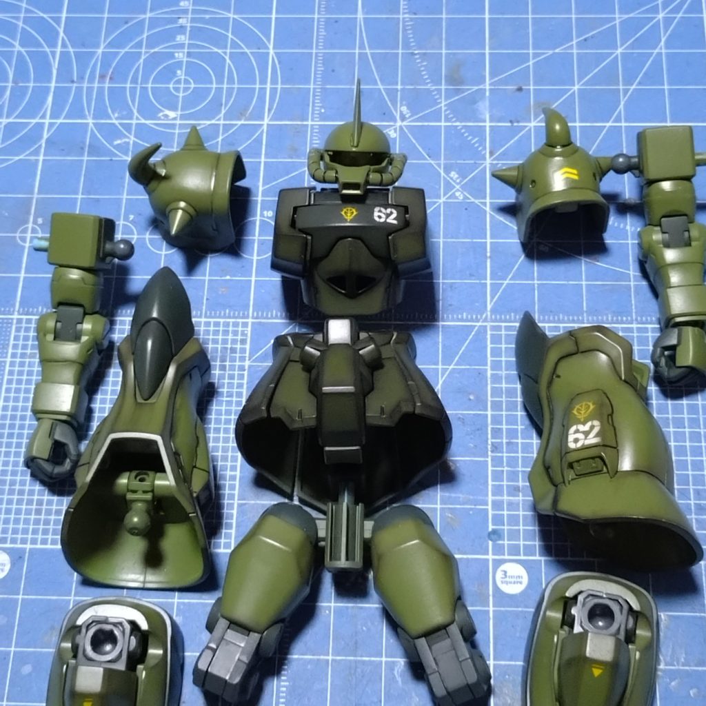 いつも通りヒケ取りのみ実施して塗装しました。ダークグリーン系で塗装後ウェザリングマスターのススでエッジに濃淡つけし半艶クリア後、デカール貼りして艶消しクリアコーティング