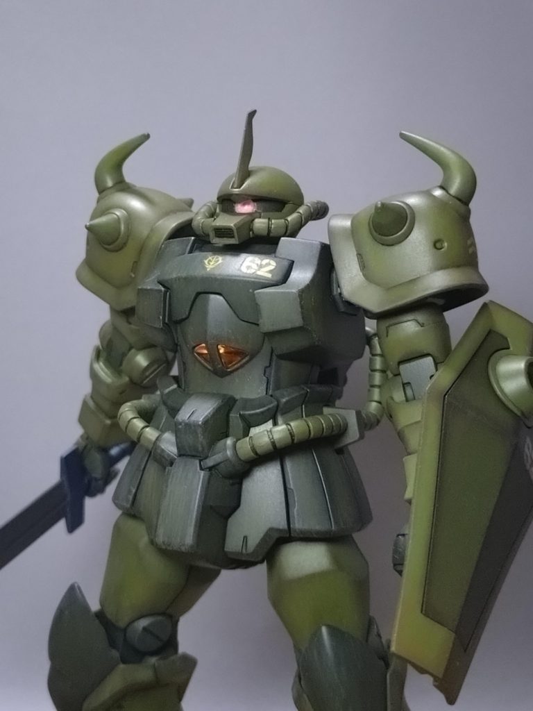 グフカスタムのキットから武装無しのあっさりしたグフで仕上げています。