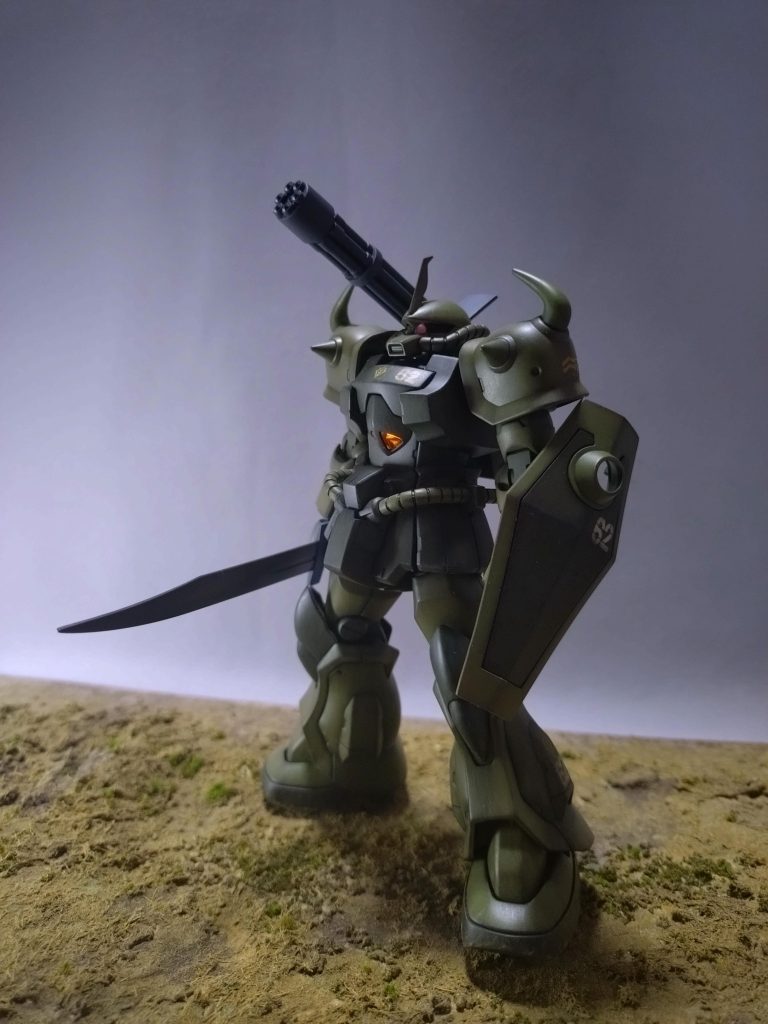 さてさて、シールドに合体させて使わなかったガトリングの登場！背中に取り付けてみました。