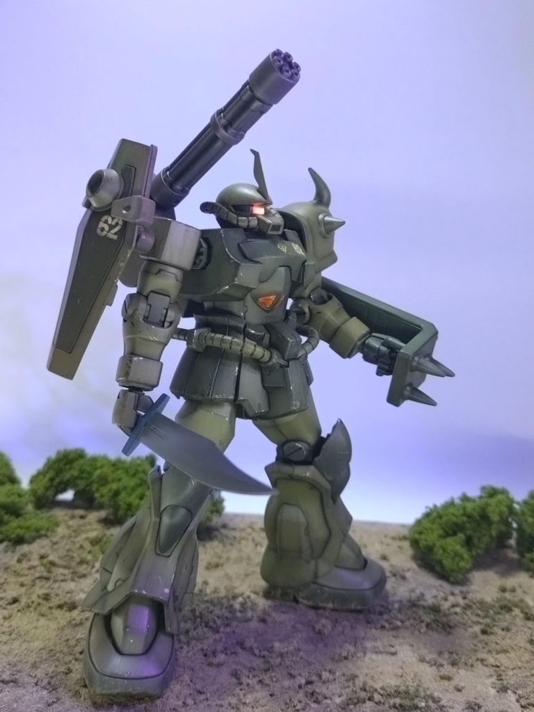 右肩スパイクを外し、シールドを取り付けれるように加工しガトリングを守る盾としました。いつものようにスパイクシールドを持たせています。