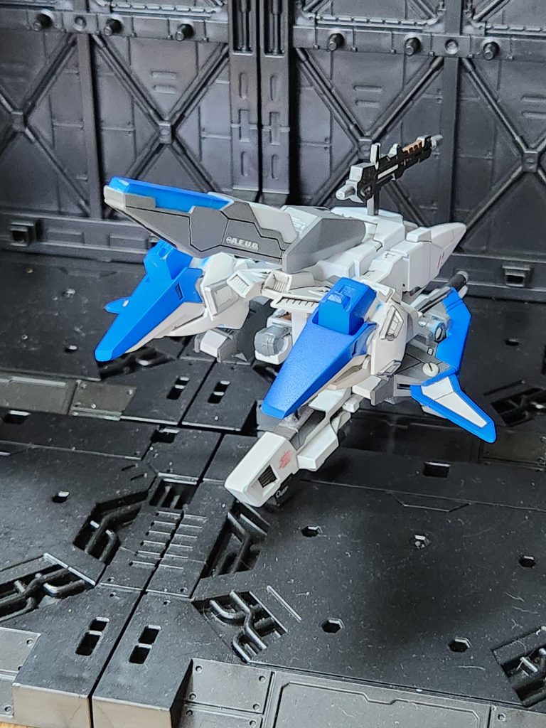 小翼部分は後で軸を入れて後ハメ加工してます。