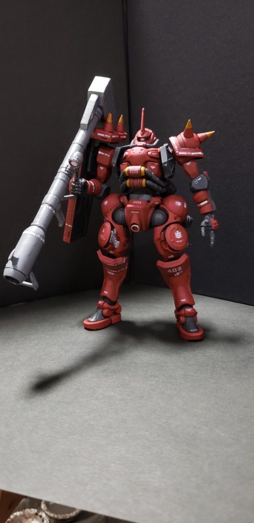 太もも前のタンクはスローマインとコンバットナイフホルダーに。