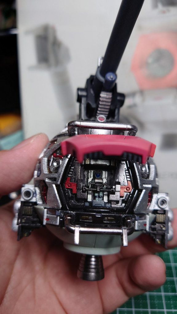 コックピット他の付属フィギュアは、上手く塗れなかったので、諦めました。