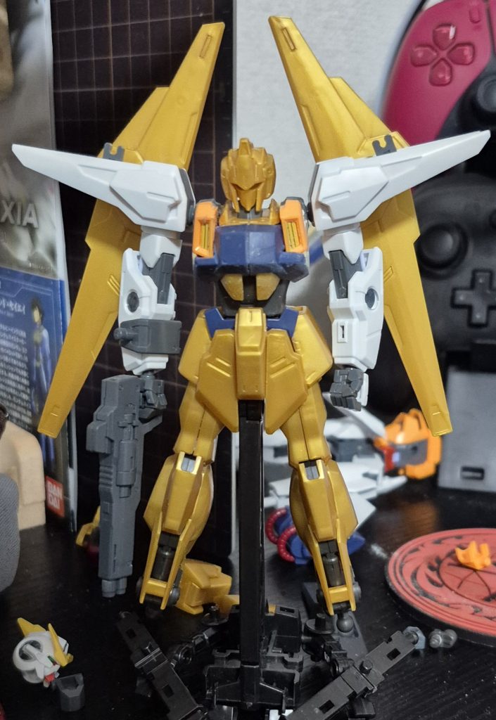 最初の方の制作段階の写真です。肩に穴開けてキュリオスの肩嵌めてみて、「これどうすっかな…」と絶望してました。この後、腕を百式にしたり、キュリオスのブーツを履かせるために足の接続部を削ったり、フレキシブルバインダーに可動機構付けたり、いろいろしました。