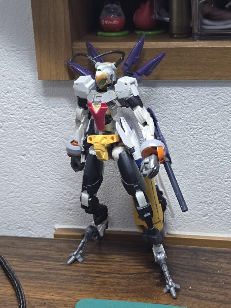 塗装前。まだ炎上丸に出会ってない時期なのでちょこちょこ細部が違います。顔はGNアーチャーですが、パテで盛って形状変えて目はお湯丸くんでつくりました。こういう目、何て呼べばいいかわからないんですけど大好きなんですよ…メダ◯ットでいうペッパーキャットとか、ポケ◯ンでいうラランテスみたいな…