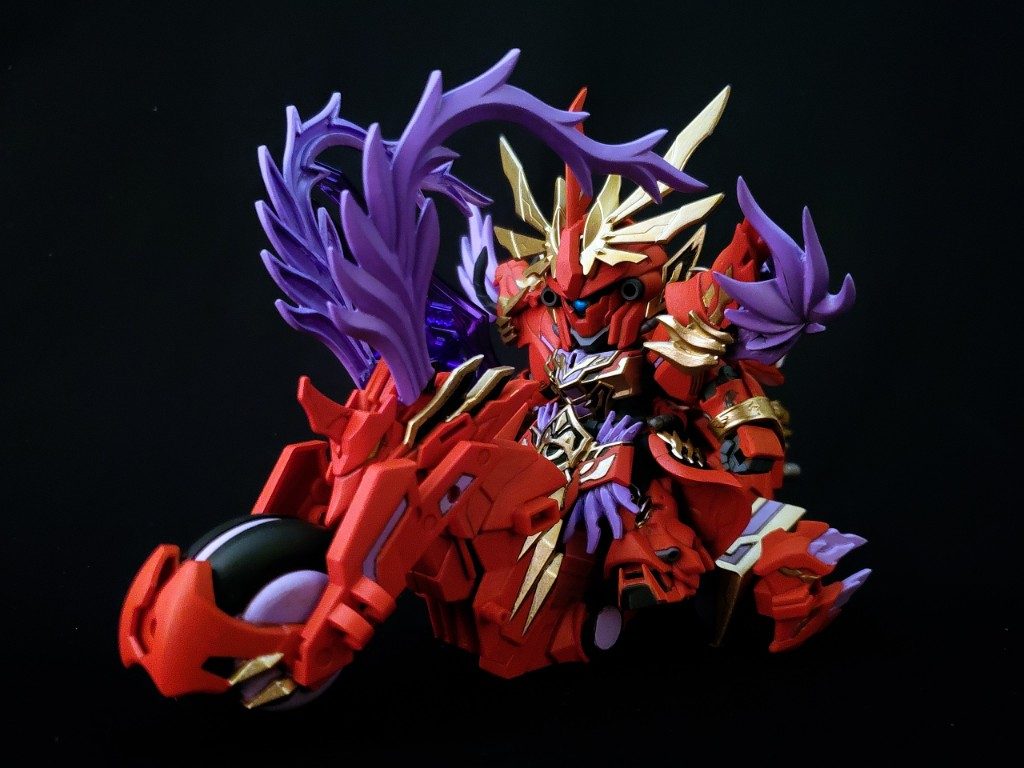 呂布シナンジュ&赤兎馬。こちらは元々セットです。紫のパーツは本来クリアーパーツですが合わせ目処理とシャープ化の関係で塗装しました。赤兎馬(バイク)はシナンジュに合わせてブラック、ゴールドなどの色を増やしています。