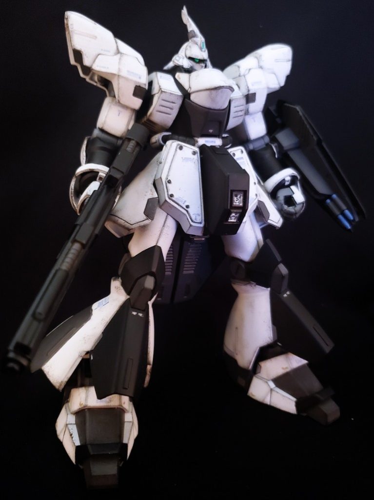 腹部粒子砲、各バーニア、ファンネル、プロペラントタンク等がオミットされているシンプルな形状です。量産化計画で試験的に製造されたワンオフ機なイメージです。モノアイからツインアイになっています。