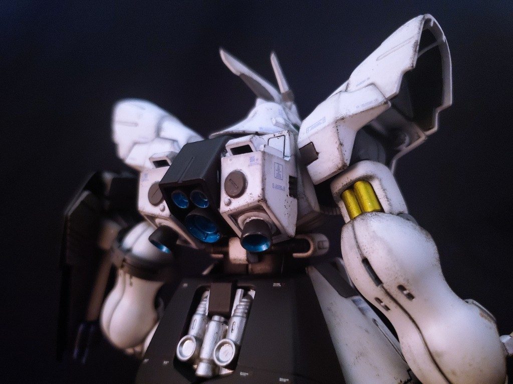 バーニア内容、ゴールド、シルバー部分は光沢仕上げ。全体の四角いパネルラインなんかはスジ彫りやプラ板で再現。