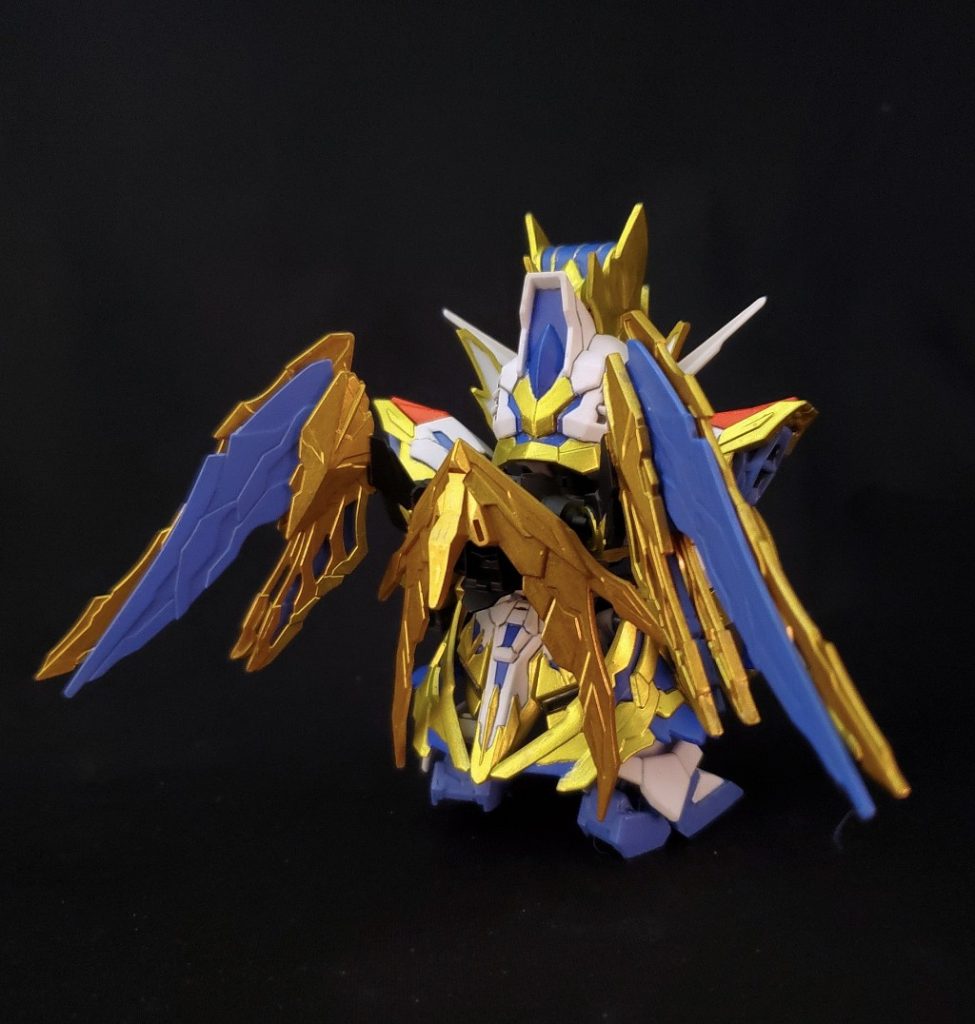 後頭部の塗り分けが結構難しかったです。ウイングは本体と違うゴールドにしました。