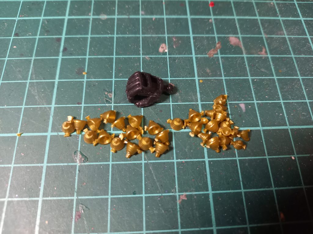 このキットの1番の難関は小バーニアのヤスリがけでした。小さいし、持つところ無いしで最終的にはクリップに挟んで飛ばさない様にヤスリました。