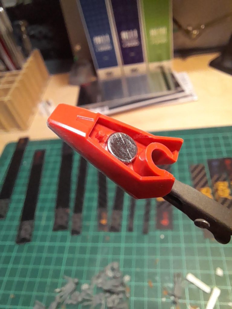 よりダイナミックなポーズでの安定性を高めるため、足にマグネットを埋め込みました。