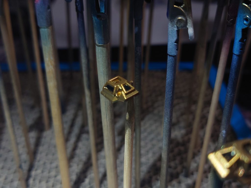 ・塗装その4サイドスカートの内部をブラックで塗分け。使ったのは水性ホビーカラーなので、はみ出たら綿棒にエナメルシンナーを漬けて拭き取るめっっっっっっちゃ簡単✨