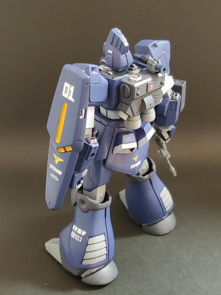 パテなどで盛り上げたりプラ板挟んで太くしたりなどの工程技術は取得していないので、基本的にパーツはそのまま使っています😊💦手を加えた点はバーニアなどのパーツを増強、元のパーツを削って可動域アップ🎶そしてお馴染みのカラーリング変更の筆塗り全塗装になります🖌️✨カラーリングは私のイメージするティターンズカラー🙌✨今回はティターンズカラー1と2にグレーを２色使っての塗装で仕上げました😊🎶