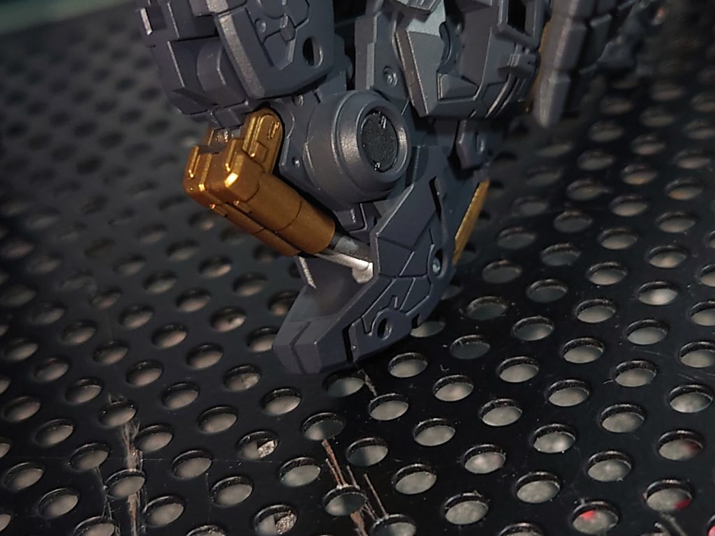 ・塗装その5膝内部のシリンダー部分をカッパーゴールドとスターブライトシルバーで塗装。ここはPGνガンダムを参考にしました。