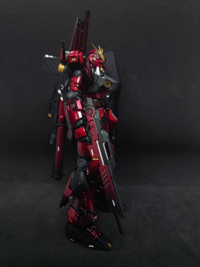 ・右側メインウェポンのビームライフルはメインカラーをキャンディレッド内部をスターブライトシルバー銃身と銃上部のカバーをフラットブラックトップコートは艶消しで仕上げてます。