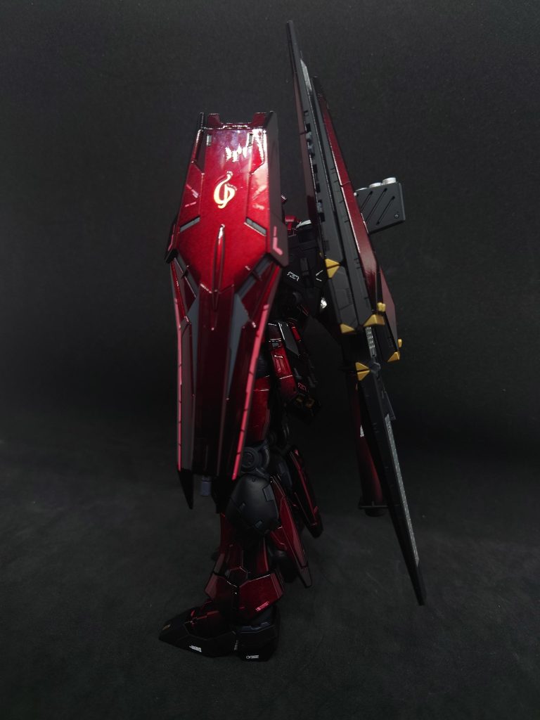 ・左側シールドはメインカラーをキャンディレッド+クリアーでツヤテカに、内部のメカはメカサフヘヴィ+フラットブラックを混ぜた色で暗めに仕上げてます。