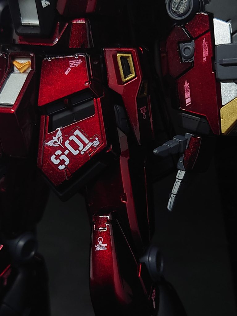 そのまま下へ。スカート左側に見覚えのあるマークが…(gundam-kao1)