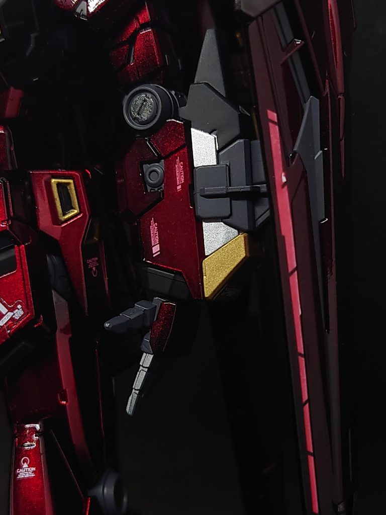 ・左腕サーベルラックが1色成型なので、マスキングを貼って塗分け。&nbsp;