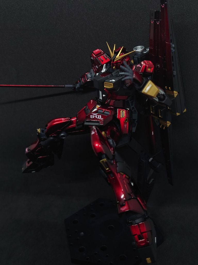 ・かる〜くポージングビームサーベルも本体同様のキャンディレッドで塗装。&nbsp;なんかもう別機体に見えてきた…(gundam-kao5)