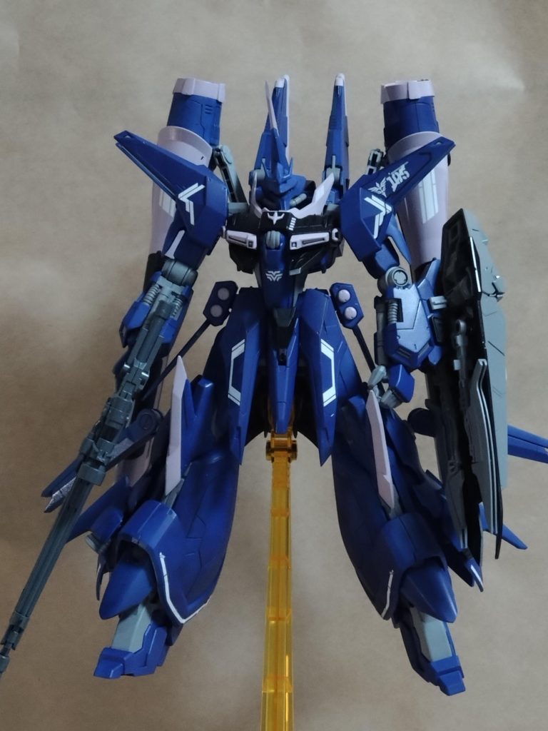 フロント基本はリバウをそのまま使用し、一部を余剰のバウと変更し、背面にMGブラストインパルスのブラストシルエットを装着しています。機体カラーは画像だと暗めの青ですが、肉眼ではもう少し明るい青色にしてます。