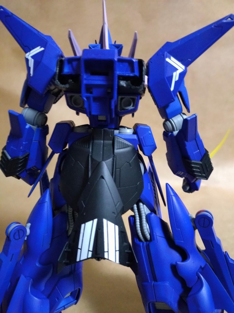 背面の接続軸部分はエクリプスガンダムのパーツを移植し各シルエットを装着できます。また、インパルスのプラモオリジナルギミックのストライカーパック用ジョイントも併せて加工したので、