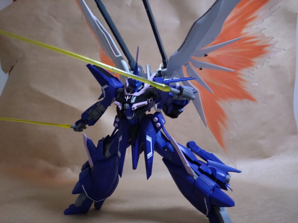 デスティニーシルエットも装備可能です。エフェクトはガンダムベース限定のハイネデスティニーから拝借。青い機体からオレンジのエフェクトはミスマッチ感があるけど自分は好きです。