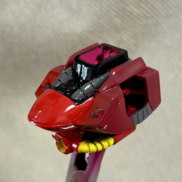 間が空いてしまいましたがEXSDサザビー再開しますサフチェックを済ませ塗装に入っています赤は２色使い塗分けています（2枚目）