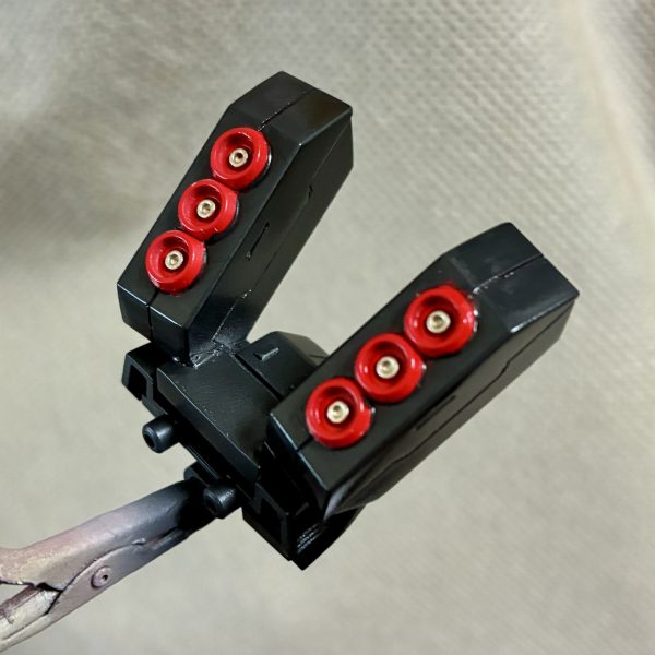 間が空いてしまいましたがEXSDサザビー再開しますサフチェックを済ませ塗装に入っています赤は２色使い塗分けています（4枚目）