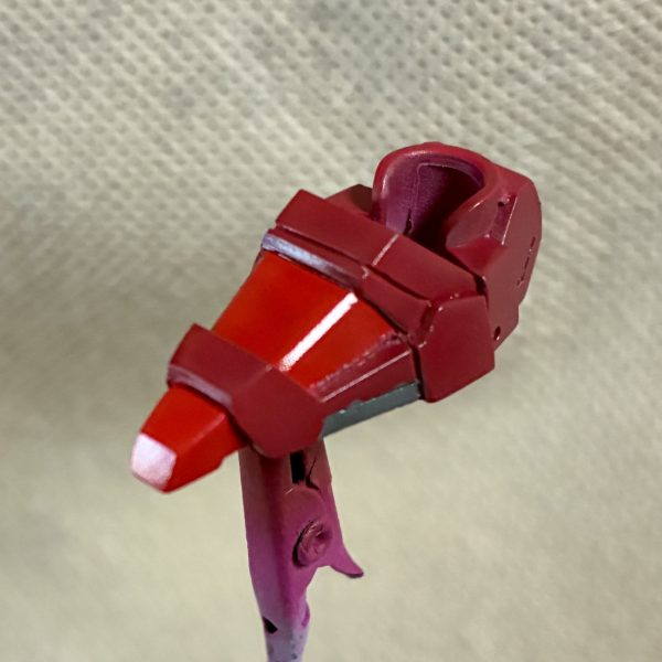 間が空いてしまいましたがEXSDサザビー再開しますサフチェックを済ませ塗装に入っています赤は２色使い塗分けています（6枚目）