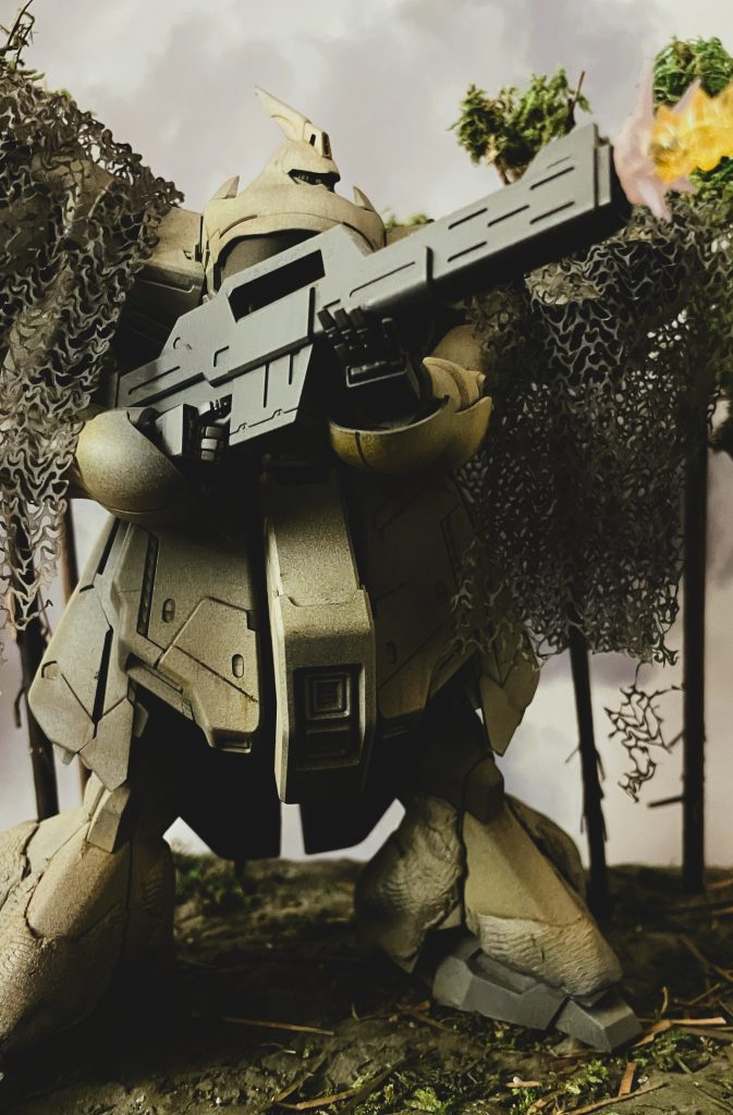 ボディをMG、四肢及び頭部はHGから援用したミキシングビルドです。両手首は「極め手」（Sサイズ）を採用しています。マシンガンの「構え」が表現できているでしょうか。