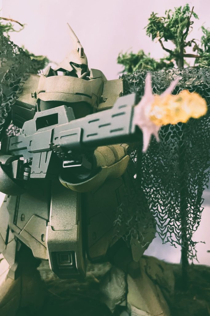 ズゴックのメガ粒子砲を模したエフェクトパーツを加工してマシンガンの発射エフェクト再現を試みました。